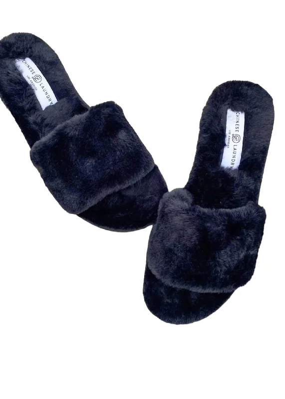 Women's Snuggled Me Up Slippers In Black