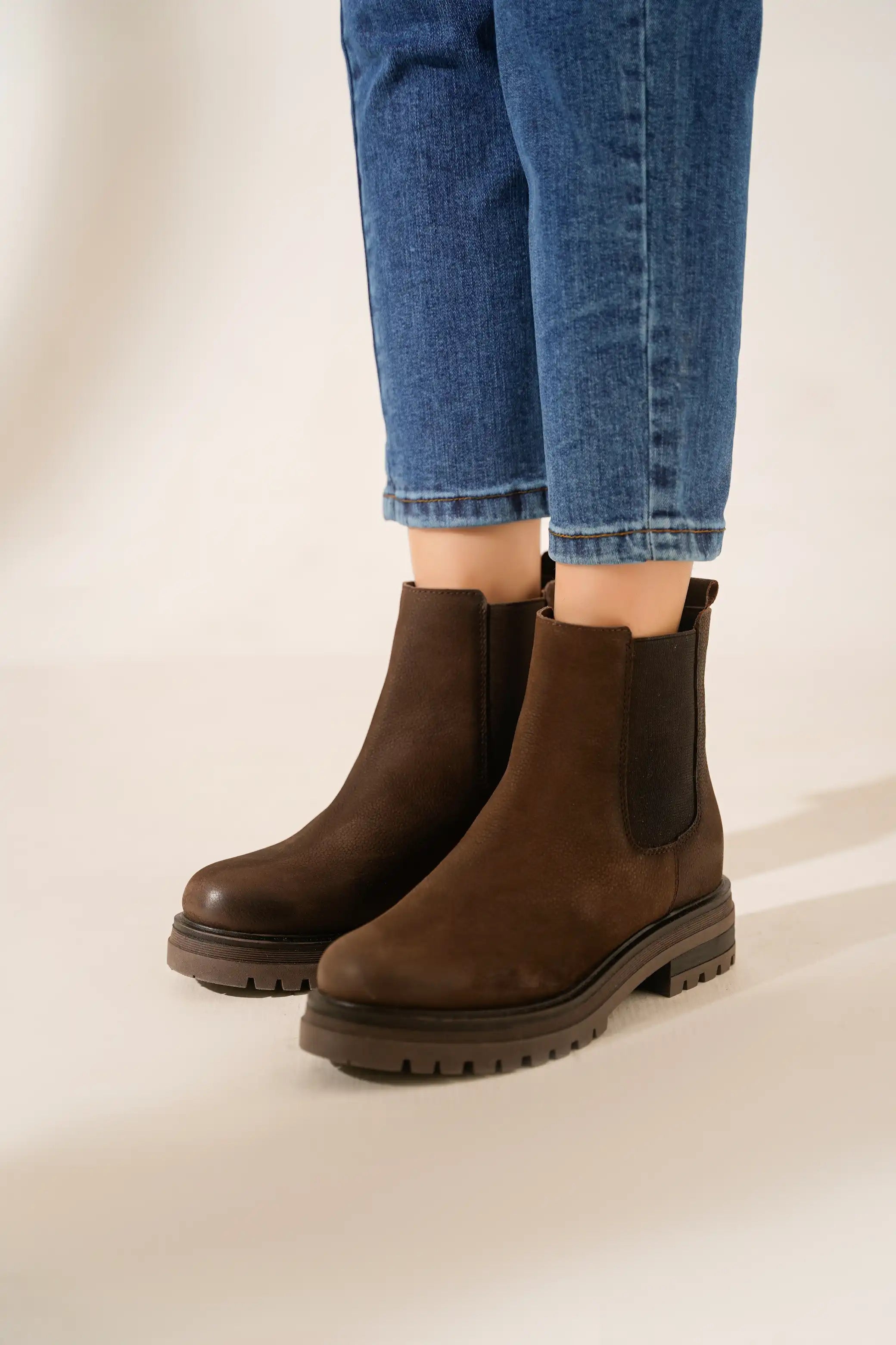 LEATHER CHELSEA BOOTS